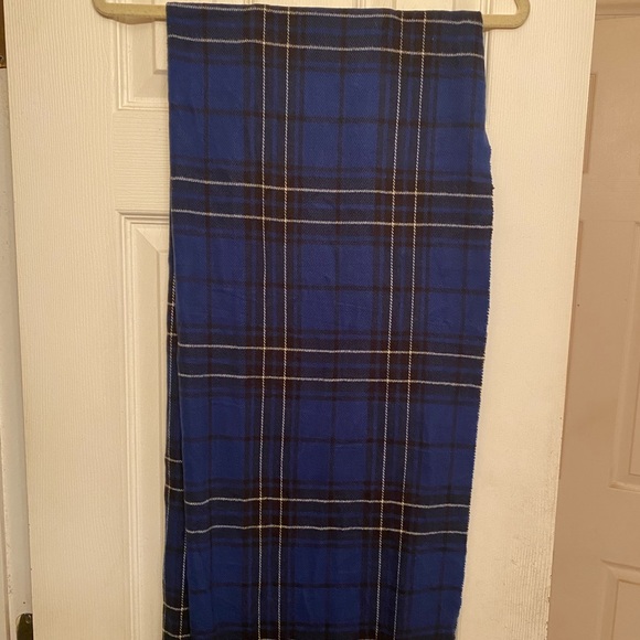 Gap Plaid Shawl Scarf NWT - Picture 2 of 2